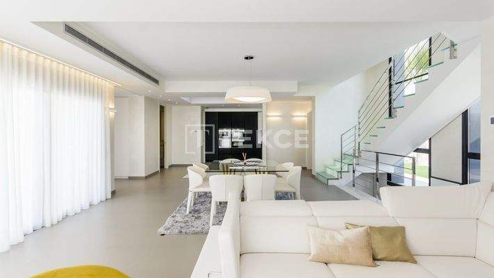 Fantastic Beach-side Detached Villas Located in Alicante