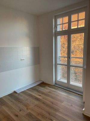 offene Küche mit großen Fenster