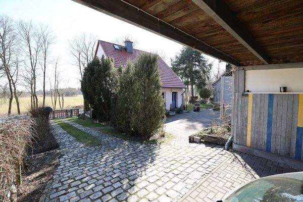 Auffahrt zum Carport