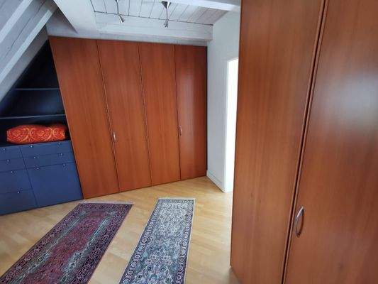 OG: Ankleidezimmer mit Einbauschränken