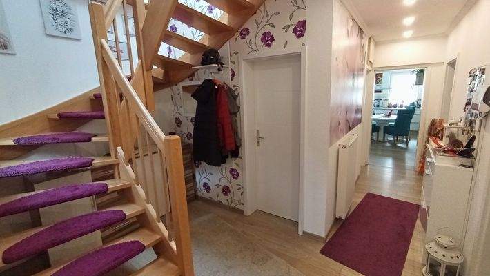 Flur Ansicht 1 & Treppe zum DG