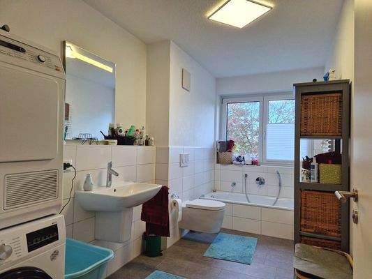 Tageslichtbad mit Waschmaschinenanschluss