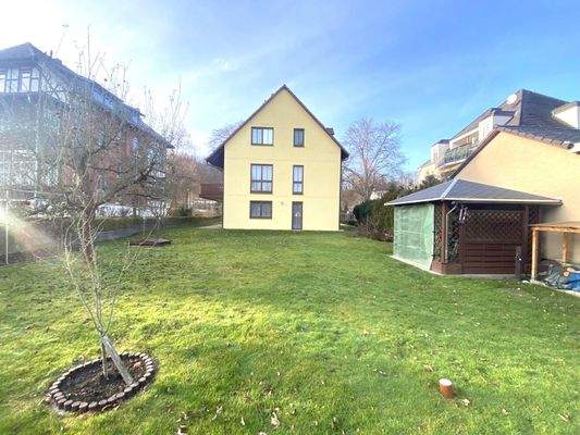 Gartenblick mit Pavillon und Abstellbereiche