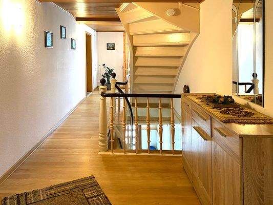 OG: Flur, Treppe zu DG