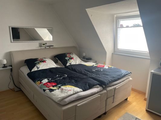 Schlafzimmer mit ausreichend Platz für einen großen Schrank