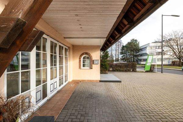 Terrassenbereich + Stellplätze