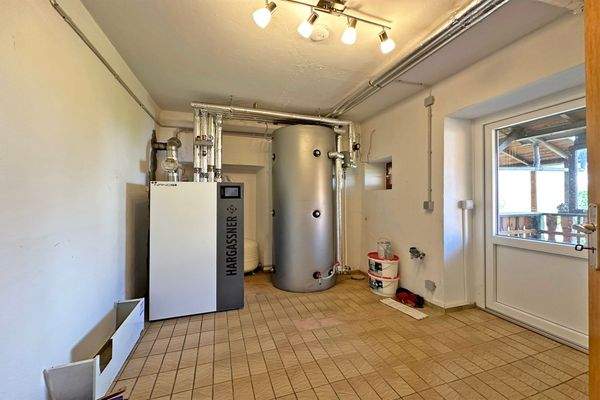 Technikraum mit Zugang zum Garten