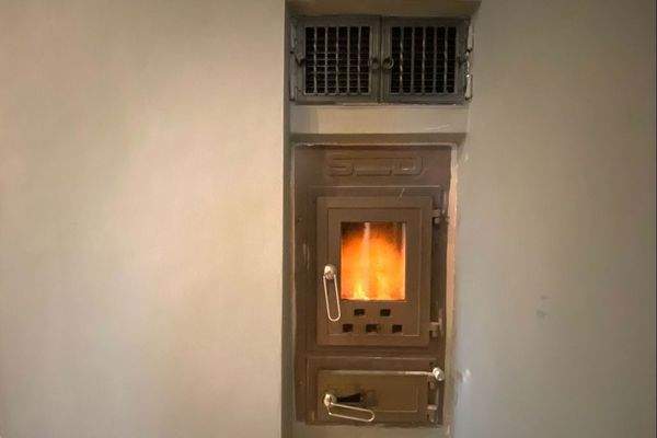 Erdgeschoss: Diele Kachelofen