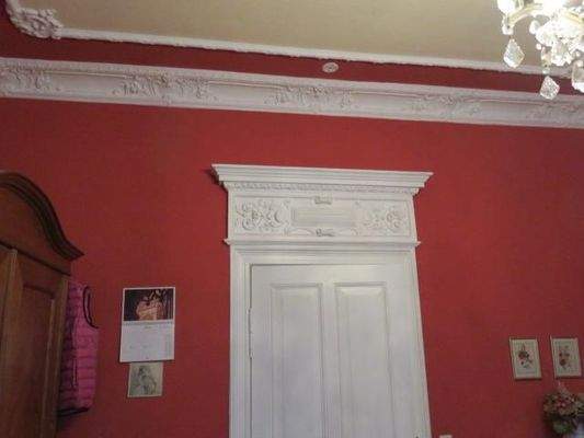 EG: Original erhalten Holztür & Stuckdecke