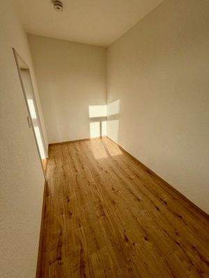 Schlafzimmer Sicht zur Tür.jpg