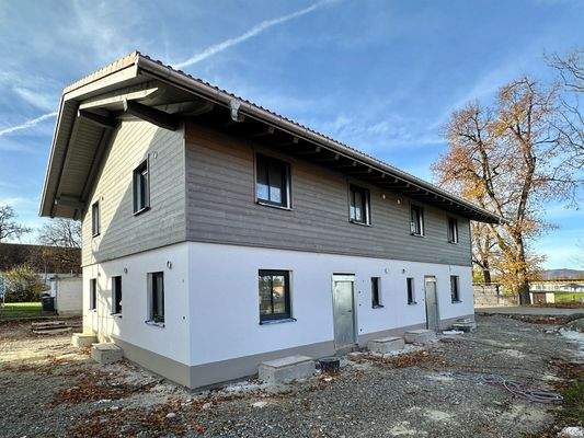 Gebäudeansicht - Hauseingangsseite