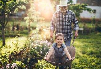 Gartenspaß mit Papa