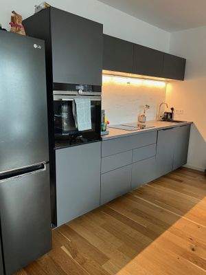 Moderne Küche mit Geräten