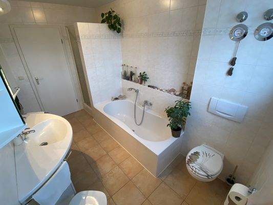 Tageslichtbad mit Badewanne und Dusche