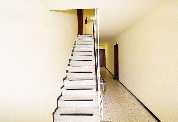 Treppenhaus in freundlich heller Farbgestaltung