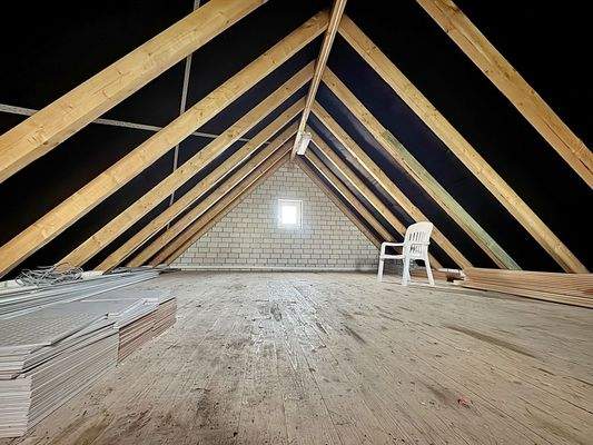 Spitzboden über der Garage