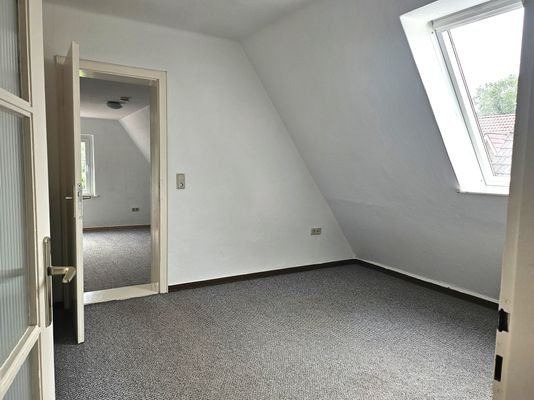 7 - Durchgangszimmer DG.jpg