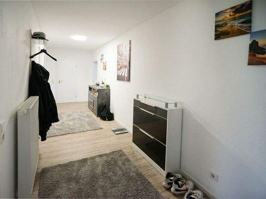 Flur mit viel Platz für Garderobe und Schuhschrank