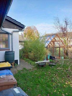 Vorgarten mit Gewächshaus