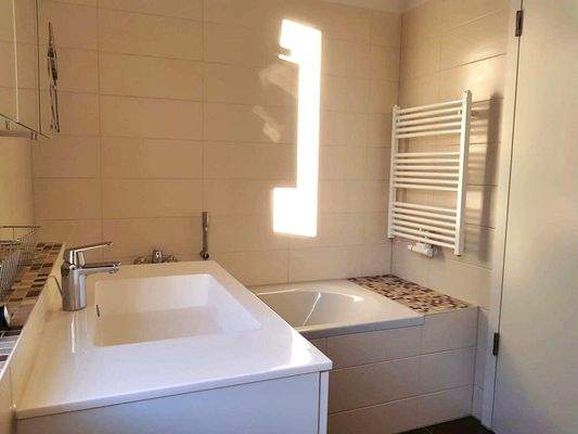 Tageslichtbad mit Wanne