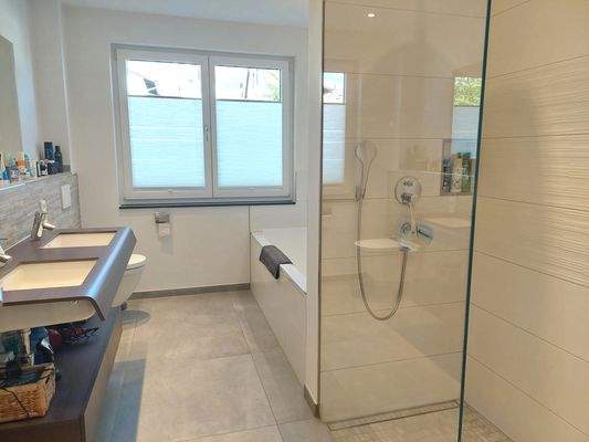 Masterbad mit begehbarer Dusche
