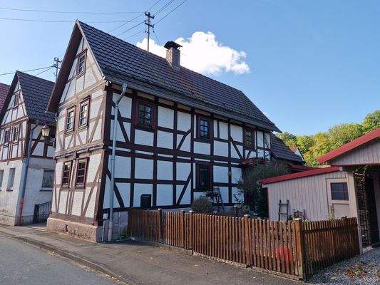 Straßenansicht mit Nebengebäude