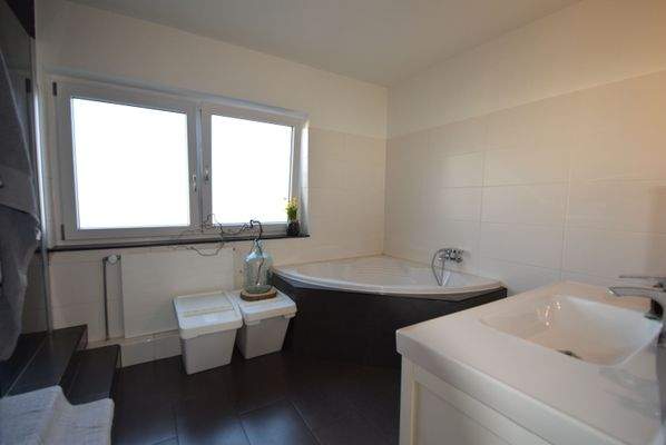 Bad mit Fenster und Eckwanne