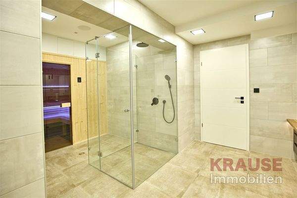 Badezimmer mit Licht-Therapie-Sauna