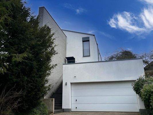 Objektaußenansicht mit Garage