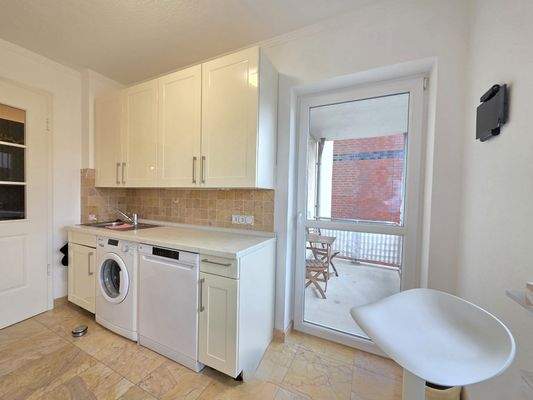 Küche mit Zugang zum Nord-Westbalkon