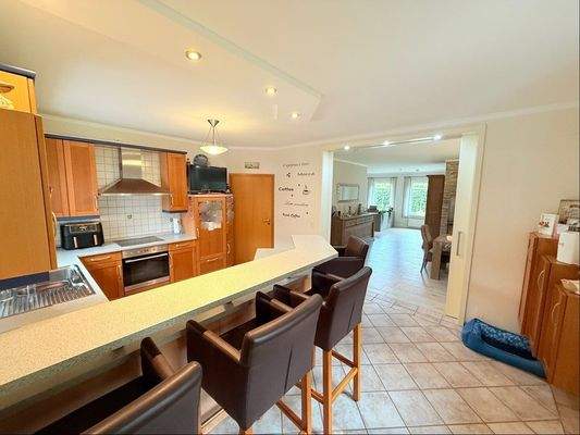 Küche mit Blick zum großen Wohn-/Esszimmer