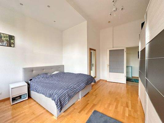 Gut belichtetes Schlafzimmer