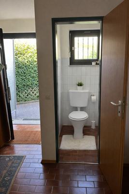 Gäste-WC und Hauseingang EG
