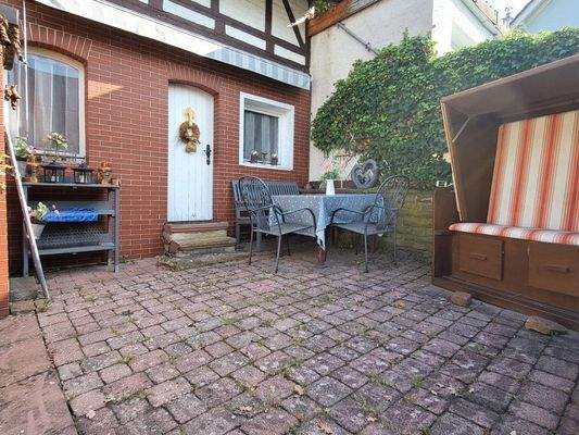 Sitzecke vor dem Nebengebäude