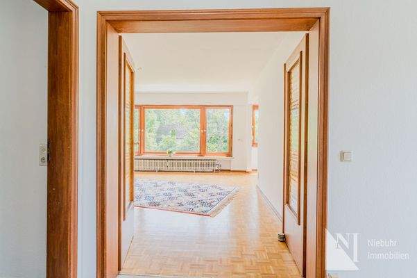 Blick vom Flur in das Wohnzimmer 