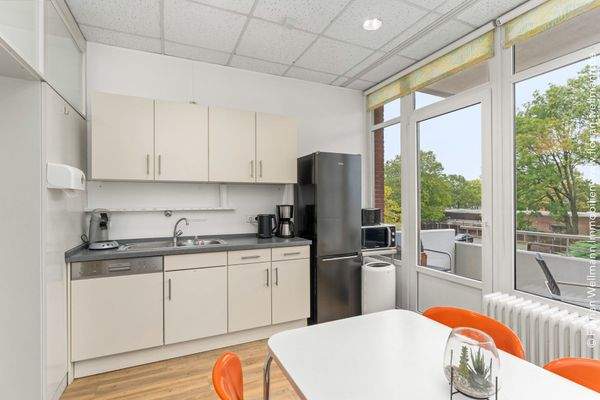 Aufenthaltsraum mit Küchenzeile.