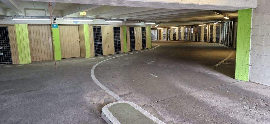 Innenansicht der Rundgarage mit Garagenboxen