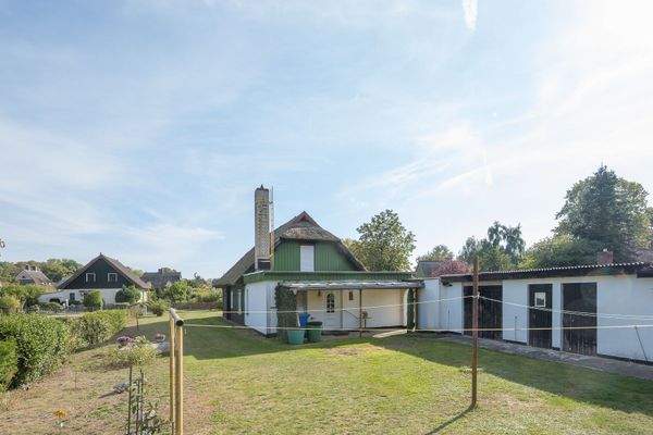 Nordansicht und Nebengebäude