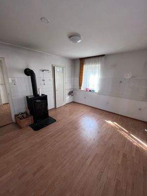 Leeres Wohnzimmer mit Ofen