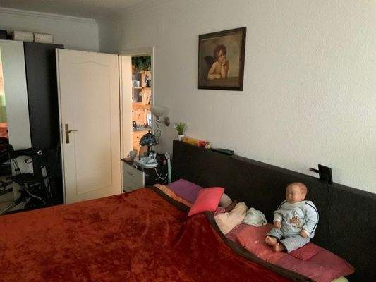 Schlafzimmer mit Blick in den Flur