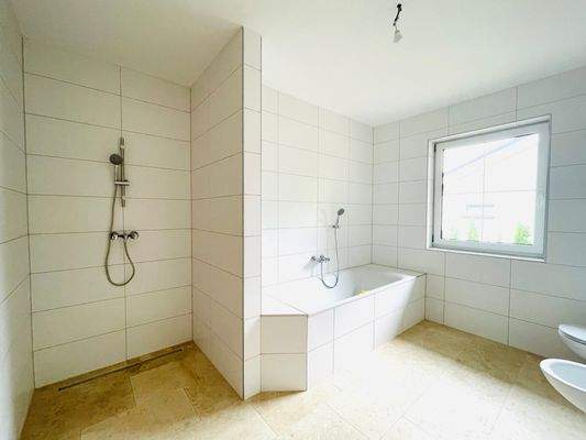 mit Dusche und Wanne,