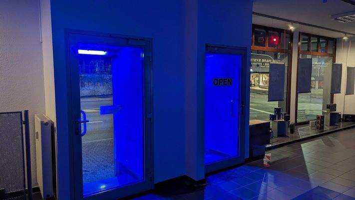 Eingang Vorne bei Nacht