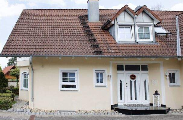 vordere Eingangstür Hauptgebäude