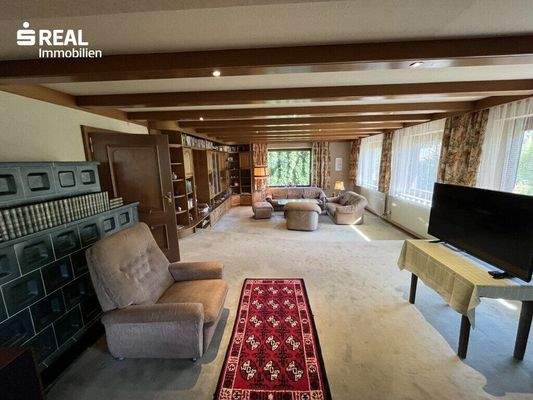 großzügiges Wohnzimmer