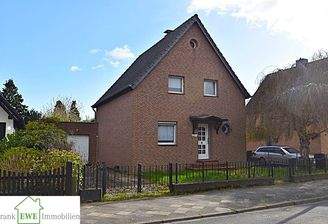 Hausansicht Vorderseite, Grundstück mit Altebstand zum Kauf in Düsseldorf Urdenbach Frank Ewe Immobilienmakler