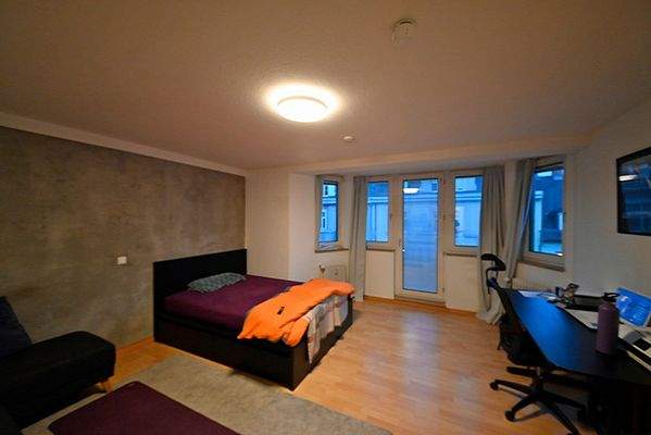 Zimmer straßenseitig