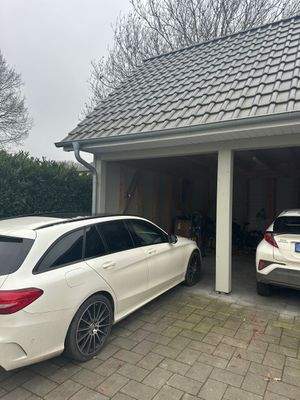 Moderner Carport mit Autos