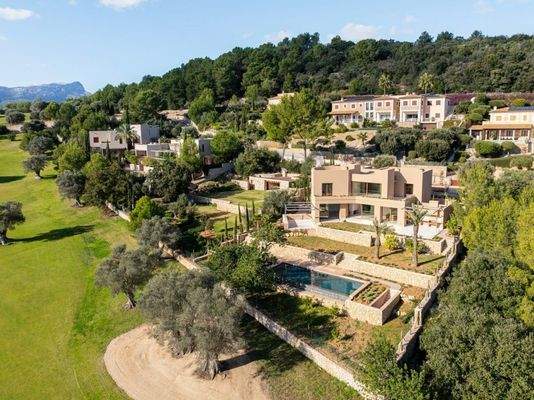 Moderne Villa mit Blick auf den Golfplatz zu verkaufen in Pollensa, Mallorca