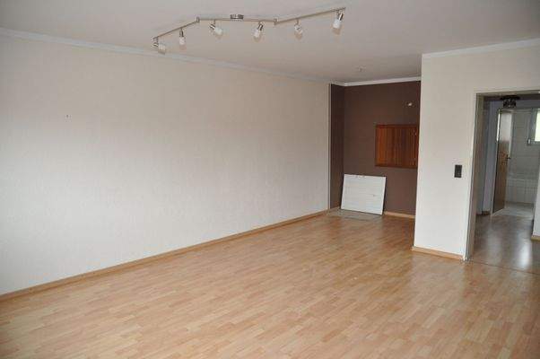 Wohnzimmer mit Durchreiche zur Küche