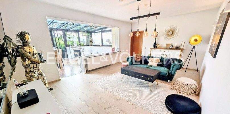 Offener Wohnbereich mit Wintergarten